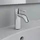 Waschtischarmatur in Chrom-Optik von Ideal Standard. Edelstahl-Auslauf mit klarer Form, montiert auf einer hellen Waschbeckenoberfläche.